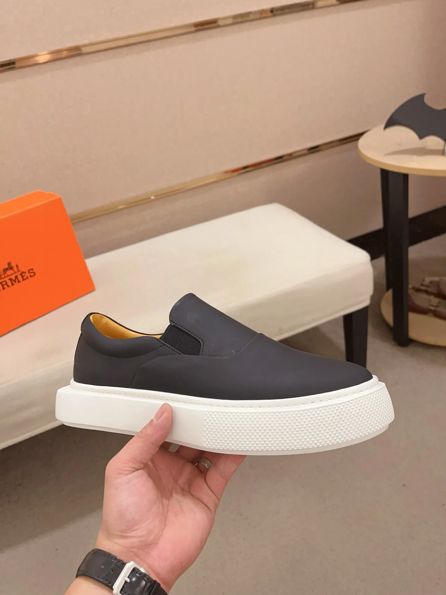 Men's clothing and shoes💰: 442💰《HERMES》【Classic original single version】Hermès; top 🔝purchase agent🔍🔍men's latest 🇺🇸 counter sales simultaneously, imported from Italy original ▲▲cowhide ▲▲ (high-end, nobility, class) ) Exquisite workmanship (Italian 🇮🇹 imported water-dyed 🐂 cowhide lining) sole: original sole provided by the original factory, ⚠️exclusive double-layer activity·TPR·rubber·combined molded outsole; super comfortable·wear-resistant·non-slip·environmental protection The real thing is more beautiful if you take the real thing (high quality, follow the order). You can enter and exit the counter at will * Number of yards: 38-44 (45 can be customized and cannot be returned or exchanged)